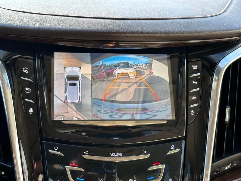 Cadillac Escalade Vehicle Full-screen Gallery Image 34