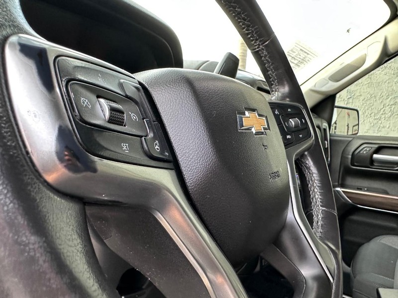 Chevrolet Silverado 1500 Vehicle Full-screen Gallery Image 26