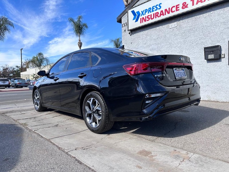 Kia Forte Vehicle Full-screen Gallery Image 3