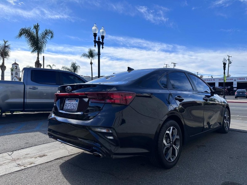 Kia Forte Vehicle Full-screen Gallery Image 5