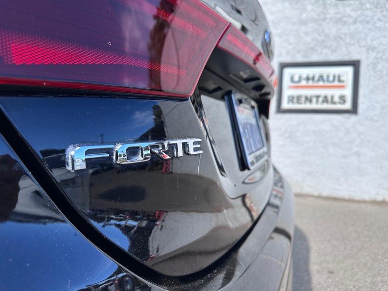 Kia Forte Vehicle Full-screen Gallery Image 12