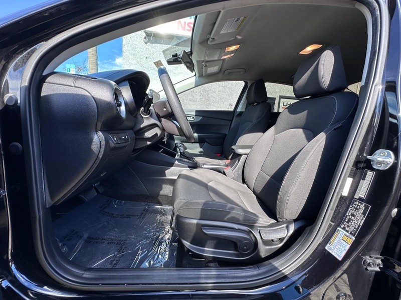 Kia Forte Vehicle Full-screen Gallery Image 13
