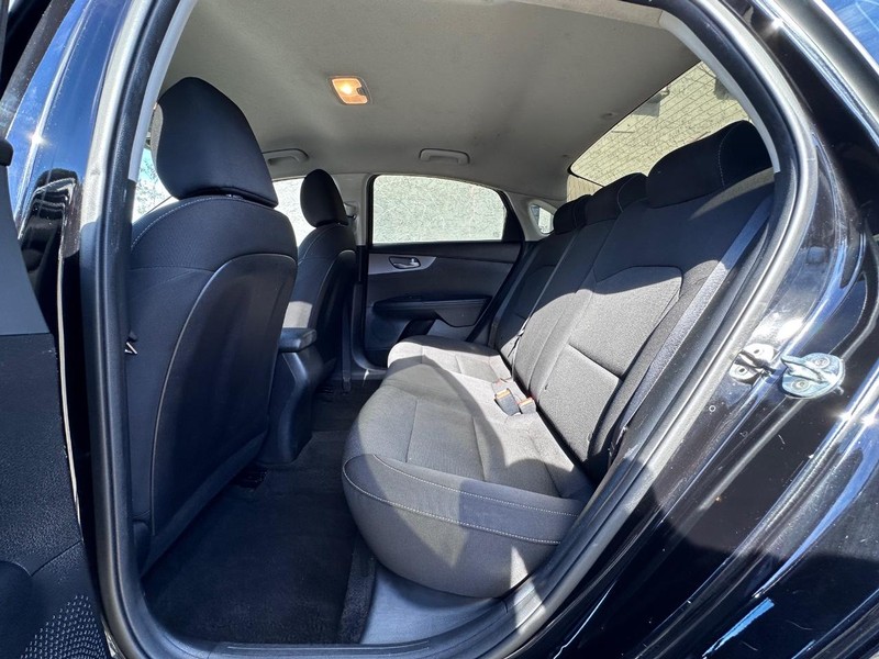 Kia Forte Vehicle Full-screen Gallery Image 14