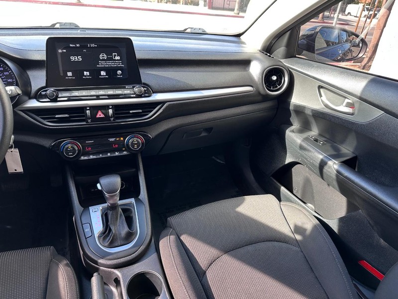 Kia Forte Vehicle Full-screen Gallery Image 17