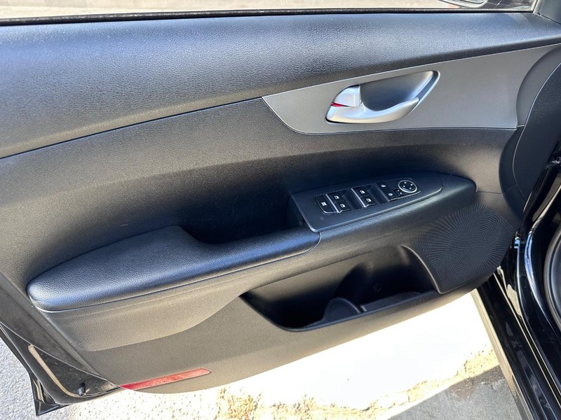 Kia Forte Vehicle Full-screen Gallery Image 22