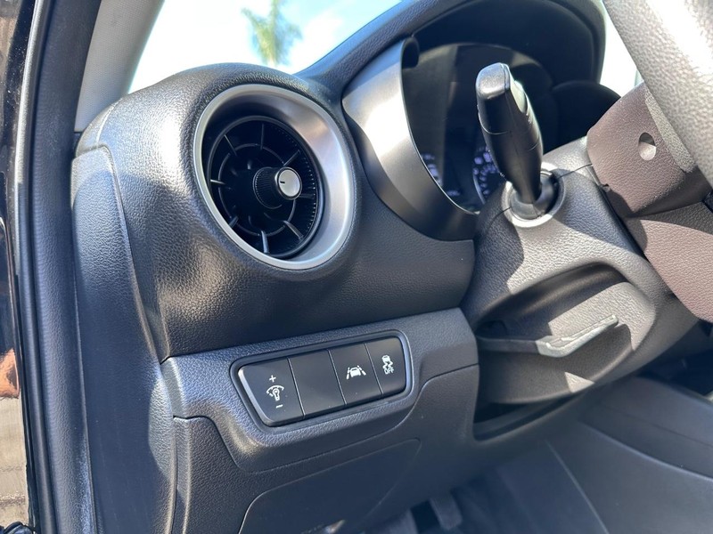 Kia Forte Vehicle Full-screen Gallery Image 24