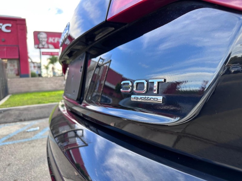 Audi Q7 Vehicle Full-screen Gallery Image 12