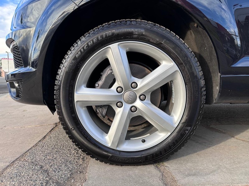 Audi Q7 Vehicle Full-screen Gallery Image 16