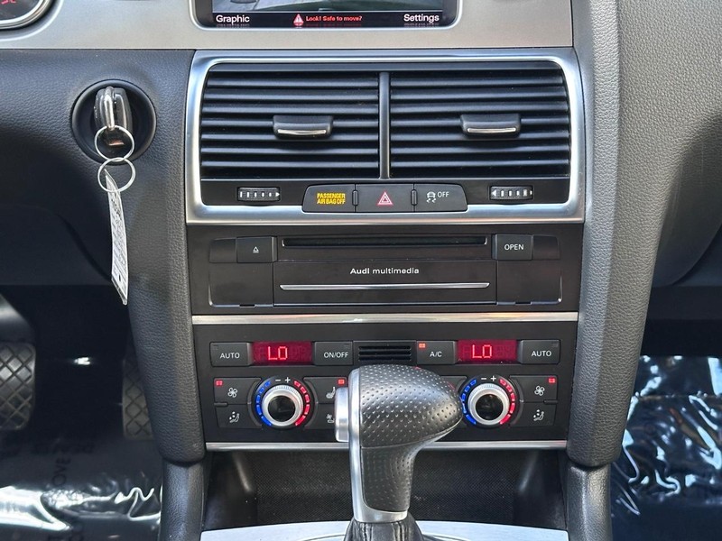 Audi Q7 Vehicle Full-screen Gallery Image 30