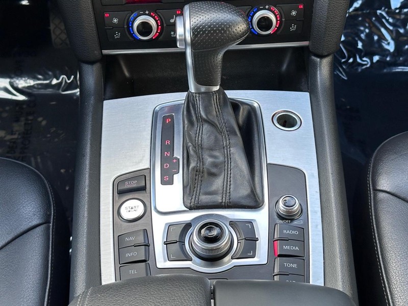 Audi Q7 Vehicle Full-screen Gallery Image 31