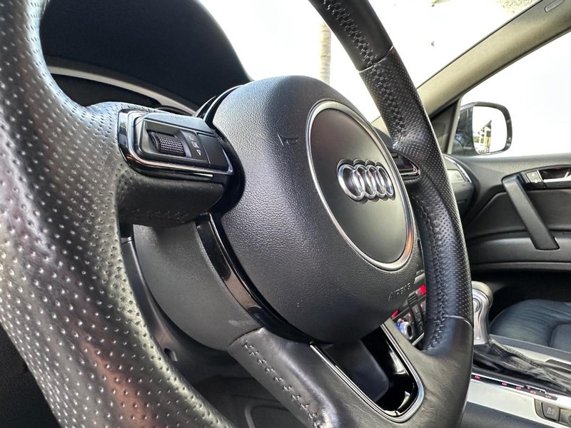 Audi Q7 Vehicle Full-screen Gallery Image 35