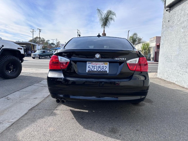 BMW 3 Series Vehicle Full-screen Gallery Image 4