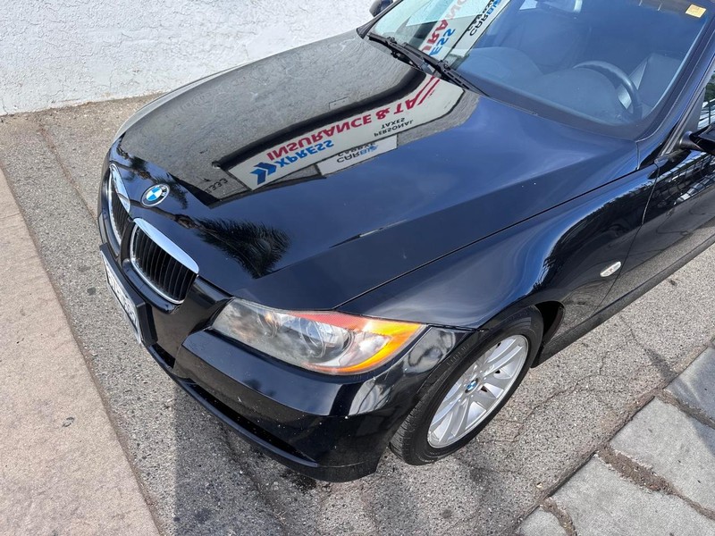 BMW 3 Series Vehicle Full-screen Gallery Image 8