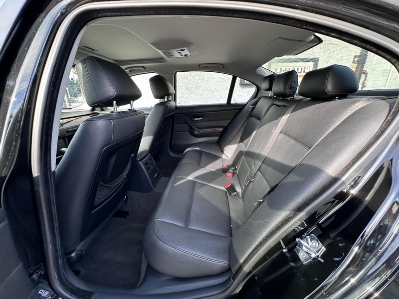 BMW 3 Series Vehicle Full-screen Gallery Image 11