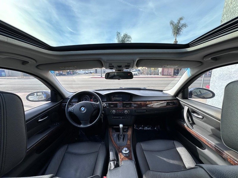 BMW 3 Series Vehicle Full-screen Gallery Image 12