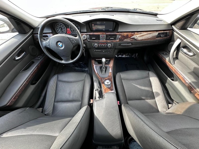 BMW 3 Series Vehicle Full-screen Gallery Image 13