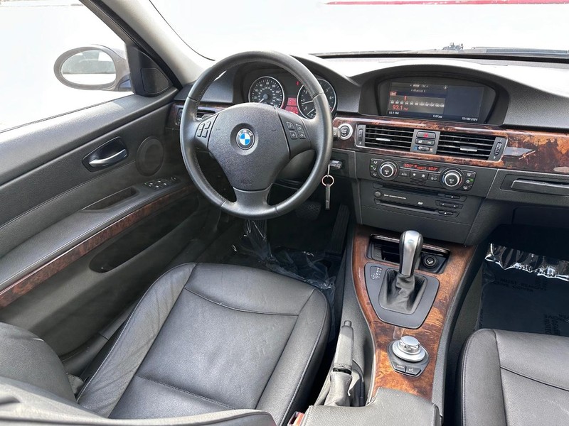 BMW 3 Series Vehicle Full-screen Gallery Image 14