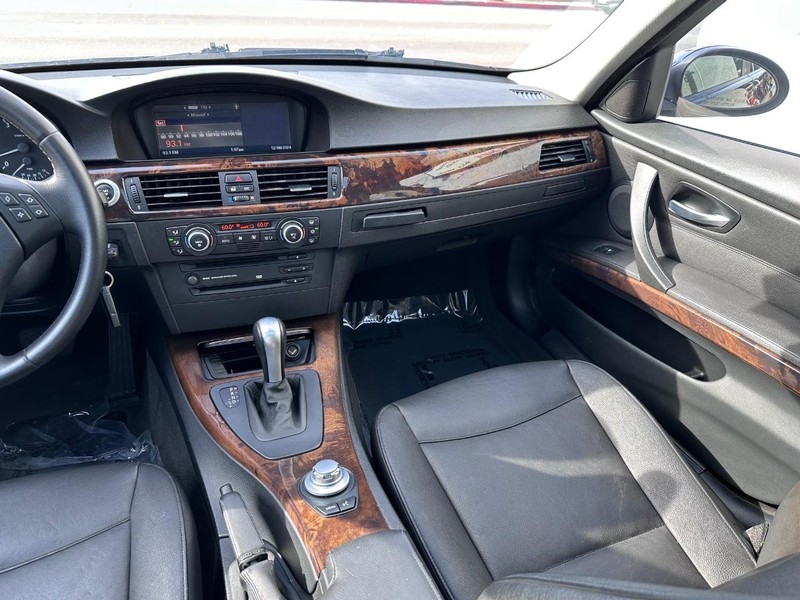 BMW 3 Series Vehicle Full-screen Gallery Image 15