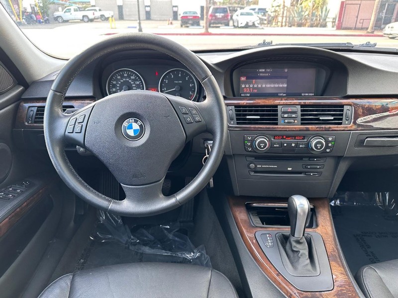 BMW 3 Series Vehicle Full-screen Gallery Image 16