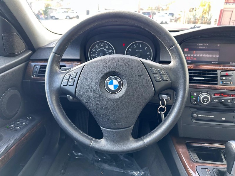 BMW 3 Series Vehicle Full-screen Gallery Image 17