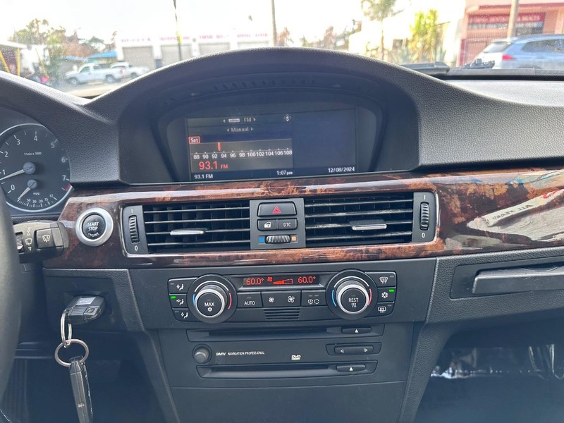 BMW 3 Series Vehicle Full-screen Gallery Image 18