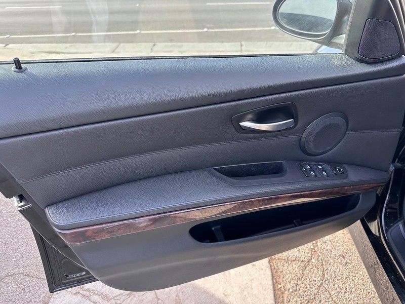 BMW 3 Series Vehicle Full-screen Gallery Image 20