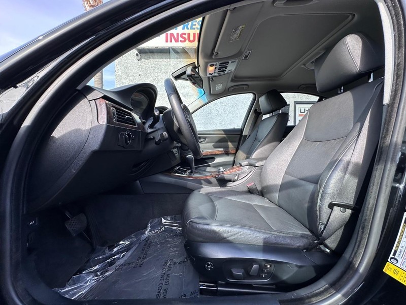 BMW 3 Series Vehicle Full-screen Gallery Image 21