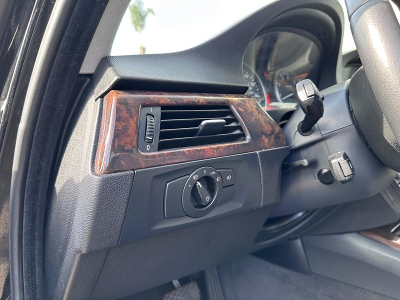 BMW 3 Series Vehicle Full-screen Gallery Image 22