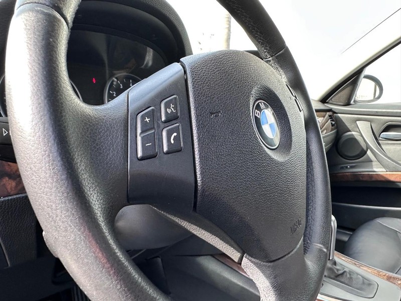 BMW 3 Series Vehicle Full-screen Gallery Image 23