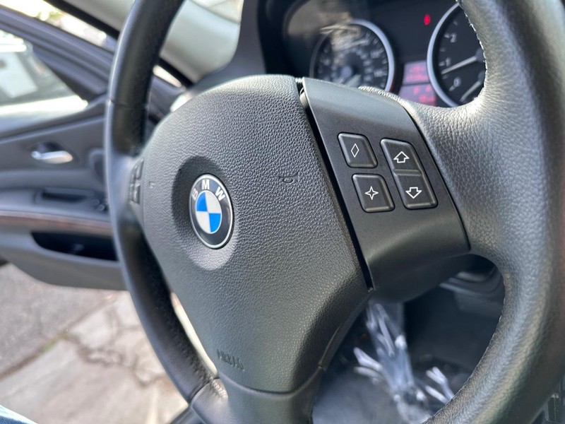 BMW 3 Series Vehicle Full-screen Gallery Image 24