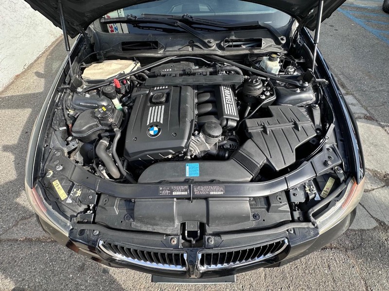 BMW 3 Series Vehicle Full-screen Gallery Image 27