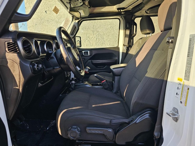 Jeep Wrangler Unlimited Vehicle Full-screen Gallery Image 16