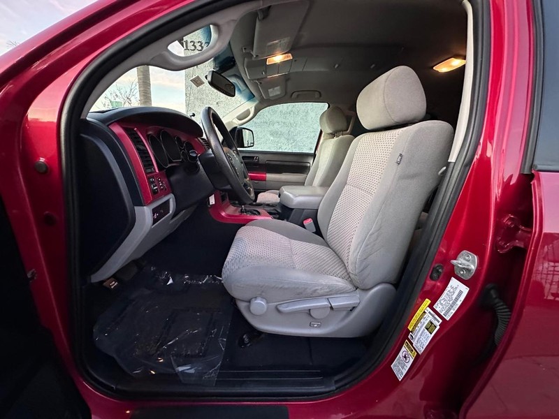 Toyota Tundra 2WD Truck Vehicle Full-screen Gallery Image 15