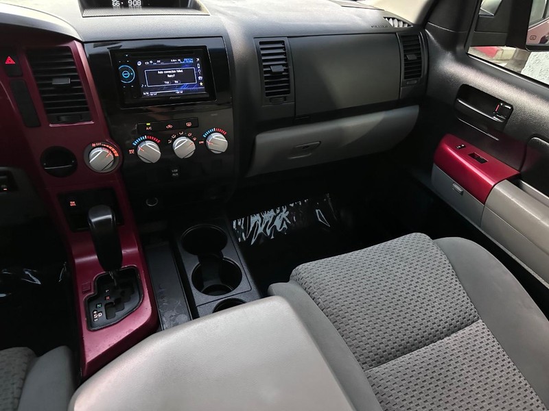 Toyota Tundra 2WD Truck Vehicle Full-screen Gallery Image 20