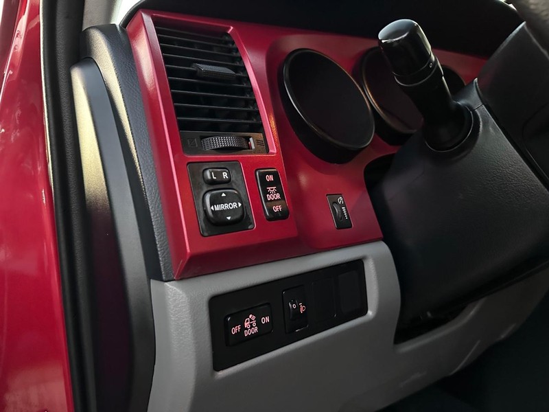 Toyota Tundra 2WD Truck Vehicle Full-screen Gallery Image 26