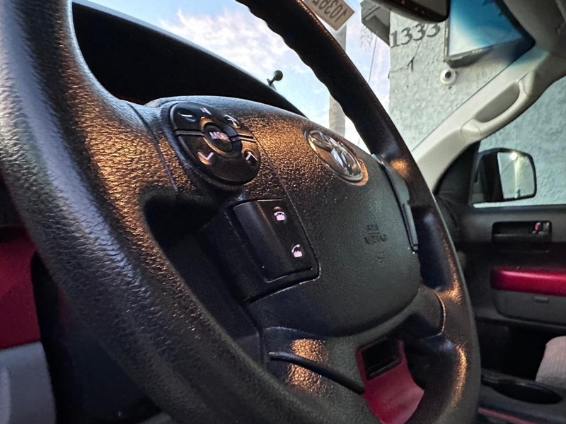 Toyota Tundra 2WD Truck Vehicle Full-screen Gallery Image 27