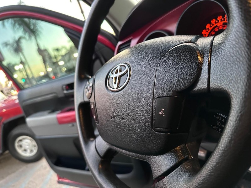 Toyota Tundra 2WD Truck Vehicle Full-screen Gallery Image 28