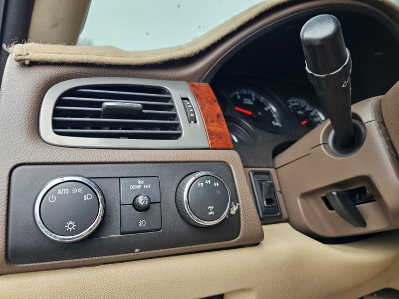 Chevrolet Silverado 2500HD Vehicle Full-screen Gallery Image 10