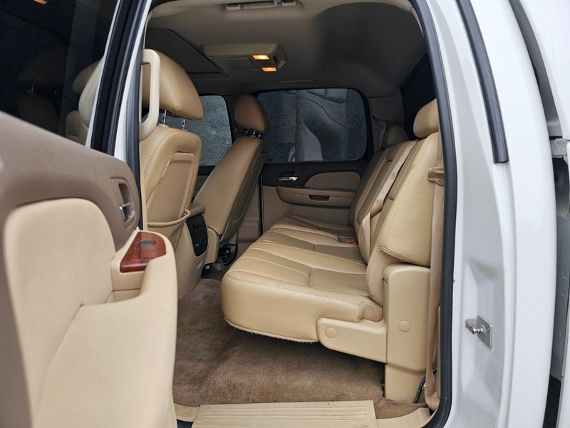 Chevrolet Silverado 2500HD Vehicle Full-screen Gallery Image 14
