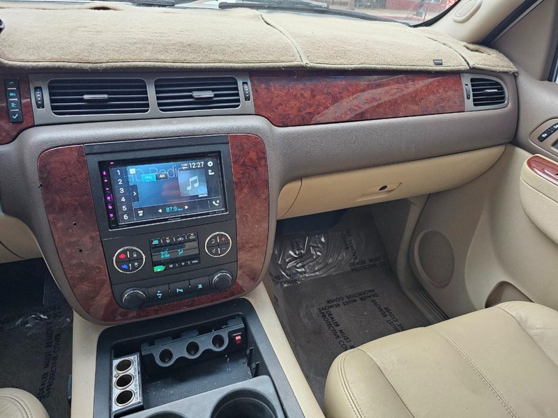 Chevrolet Silverado 2500HD Vehicle Full-screen Gallery Image 16