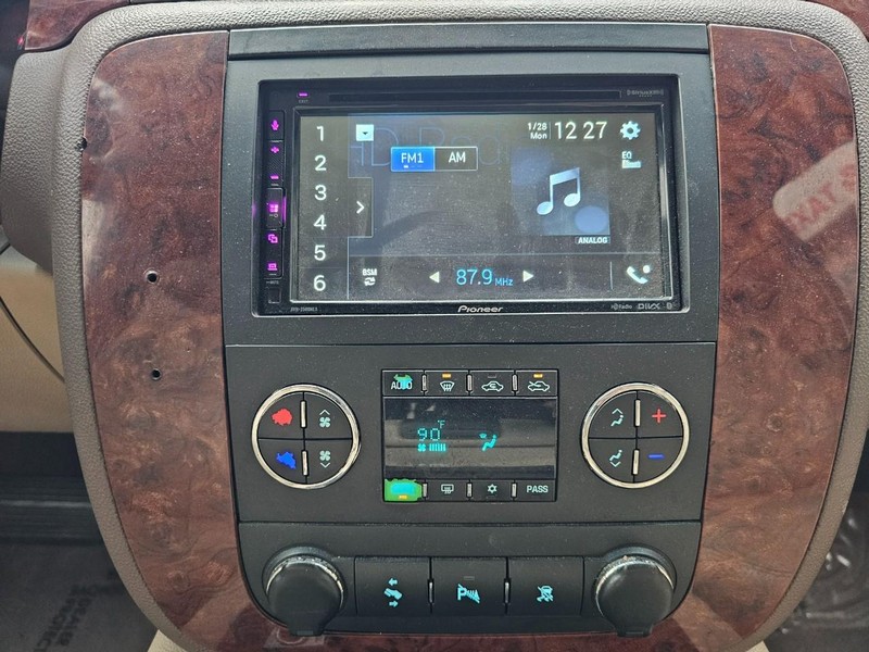 Chevrolet Silverado 2500HD Vehicle Full-screen Gallery Image 17