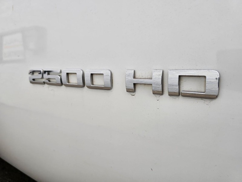Chevrolet Silverado 2500HD Vehicle Full-screen Gallery Image 24