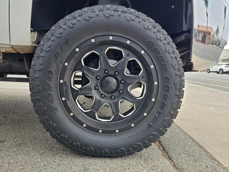 Chevrolet Silverado 2500HD Vehicle Full-screen Gallery Image 28