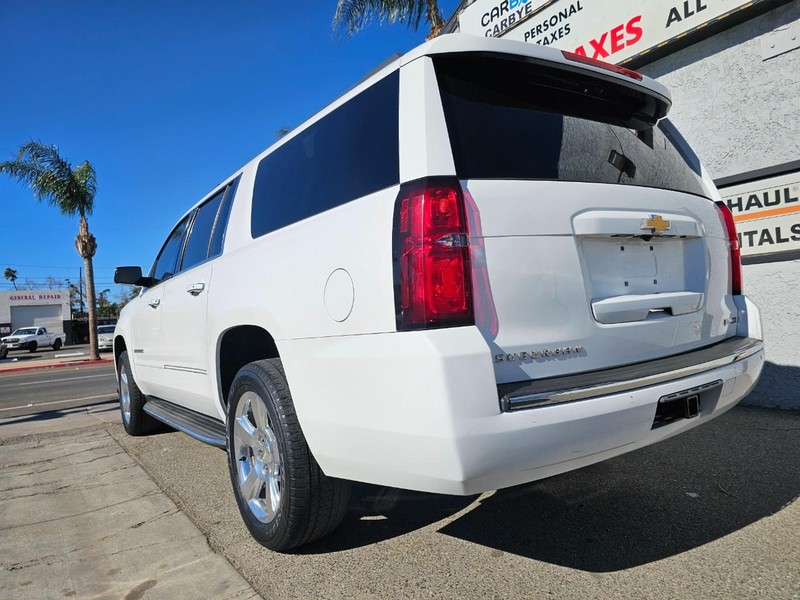 Chevrolet Suburban Vehicle Full-screen Gallery Image 3