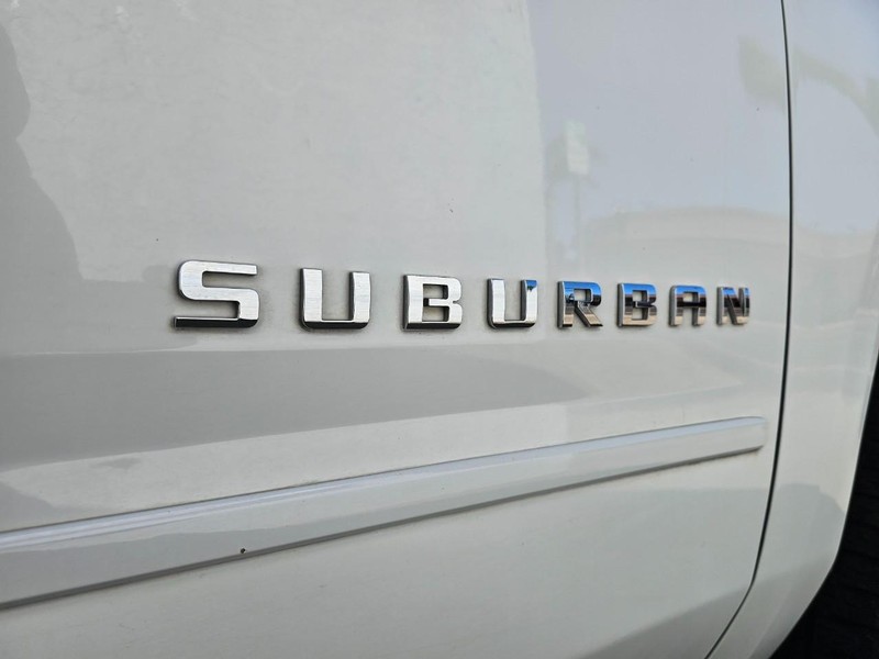 Chevrolet Suburban Vehicle Full-screen Gallery Image 6