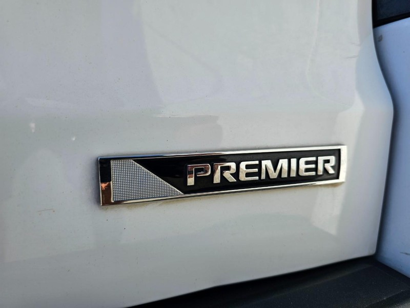 Chevrolet Suburban Vehicle Full-screen Gallery Image 7