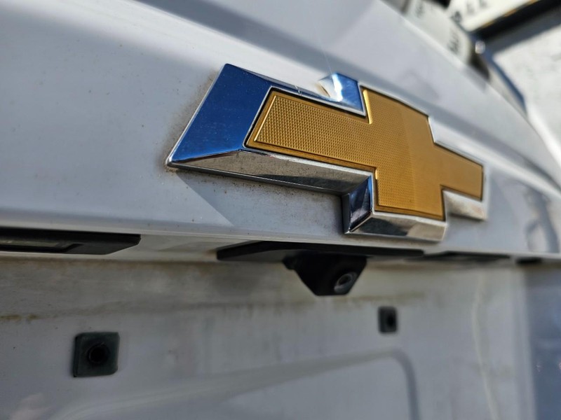 Chevrolet Suburban Vehicle Full-screen Gallery Image 8
