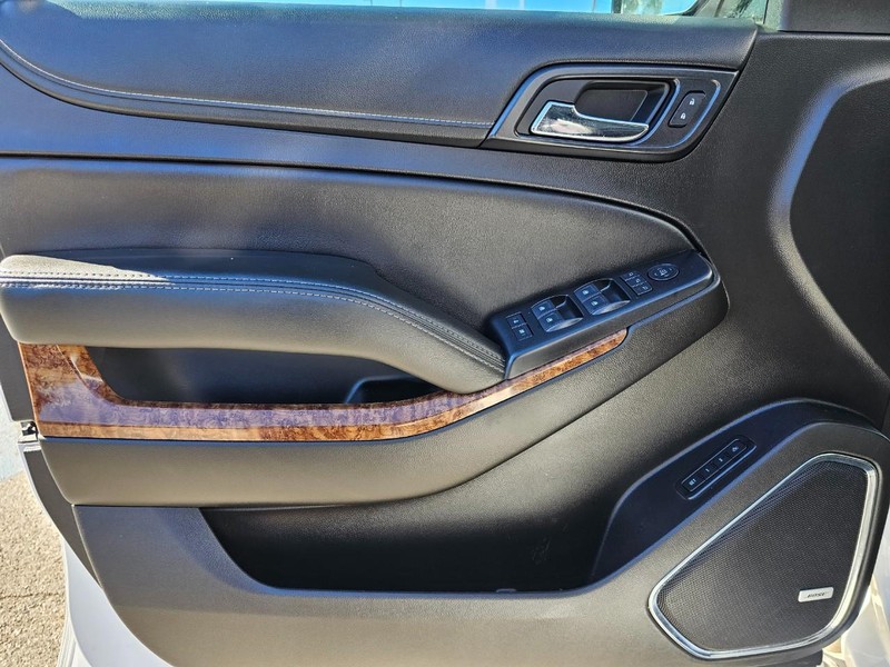 Chevrolet Suburban Vehicle Full-screen Gallery Image 10