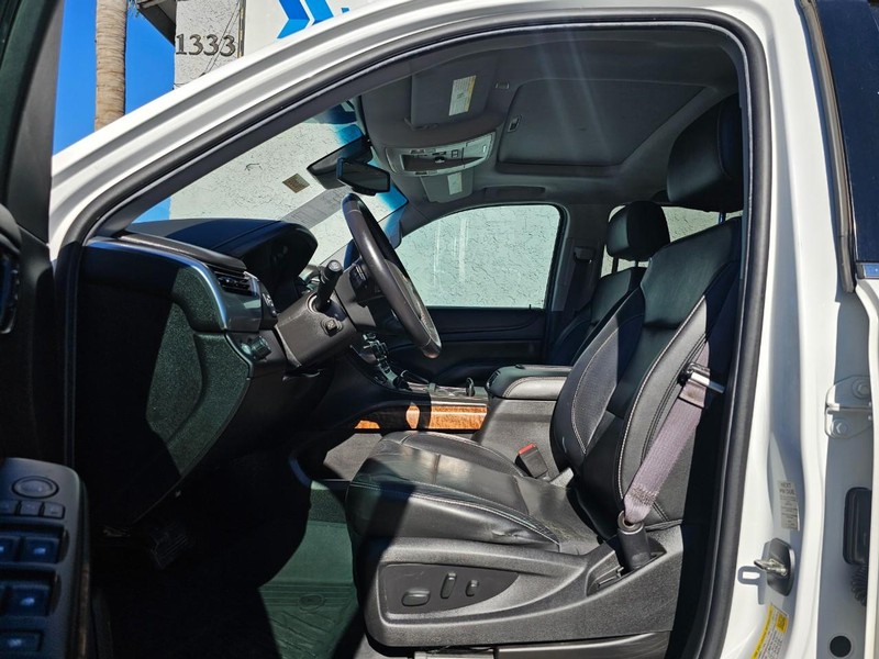 Chevrolet Suburban Vehicle Full-screen Gallery Image 11
