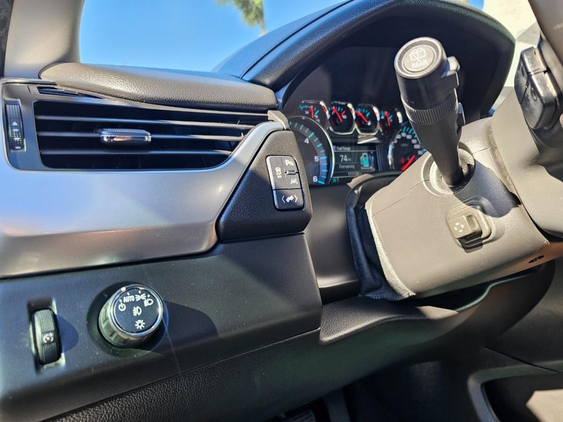 Chevrolet Suburban Vehicle Full-screen Gallery Image 12